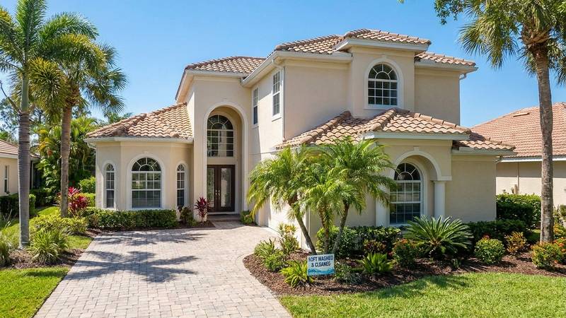 Example of house washing in Tarpon Springs, FL — after soft washing. Vinyl siding: coastal salt-air buildup stripped in a single soft wash visit.